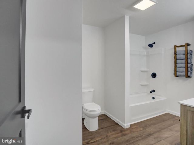 16 E MAIN ST, Newburg, PA 17240