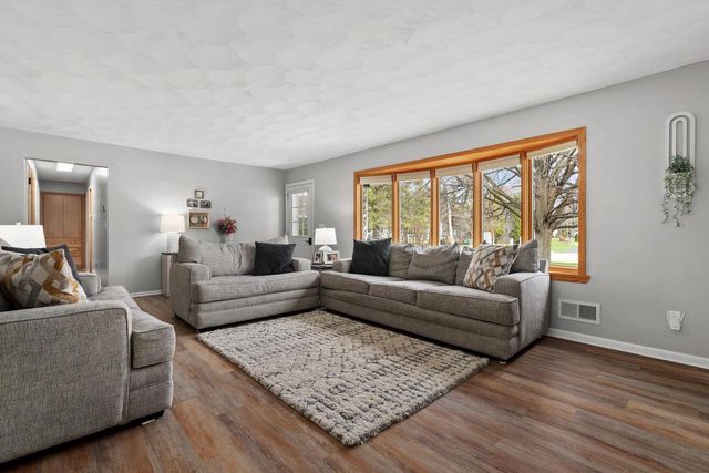 18 Brakefield Drive, Janesville, WI 53546