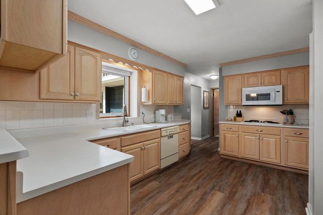 18 Brakefield Drive, Janesville, WI 53546