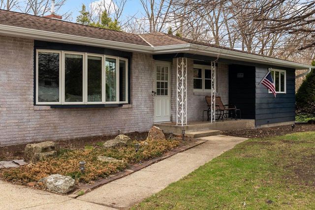 18 Brakefield Drive, Janesville, WI 53546