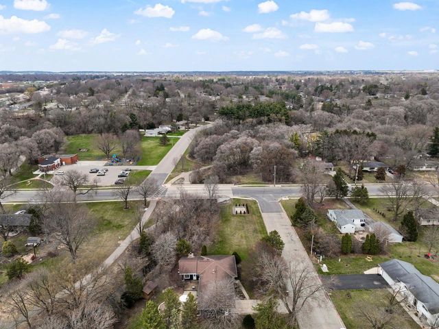 18 Brakefield Drive, Janesville, WI 53546