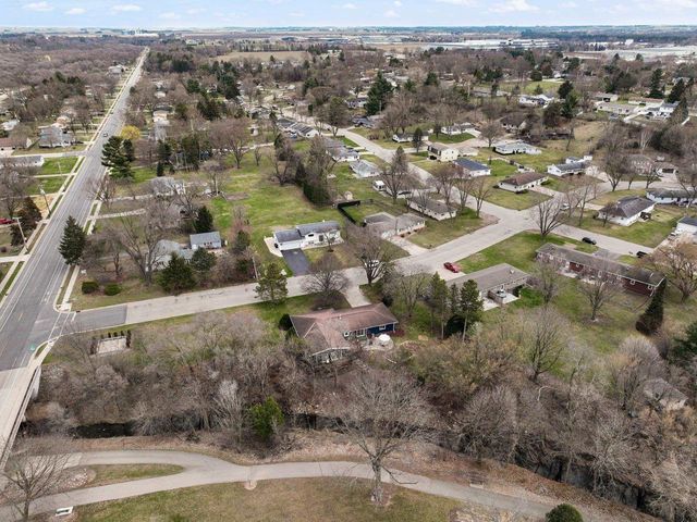 18 Brakefield Drive, Janesville, WI 53546