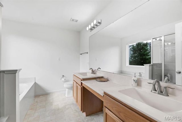 2088 Maryland Oaks Circle, Maryland Heights, MO 63146