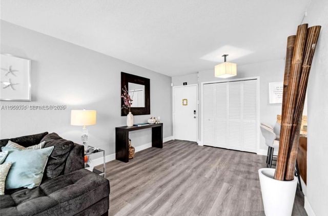 830 NW 87t ave 303, Miami, FL 33172