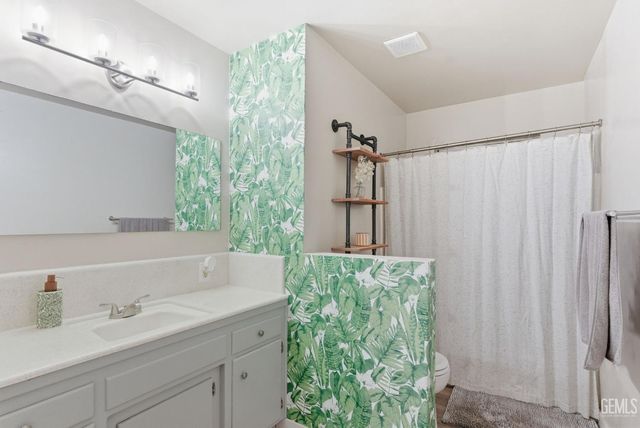 2501 Emerald Street, Bakersfield, CA 93304