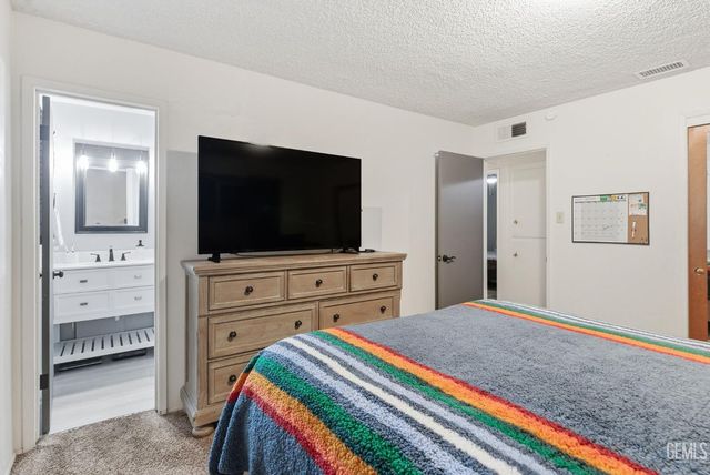 2501 Emerald Street, Bakersfield, CA 93304