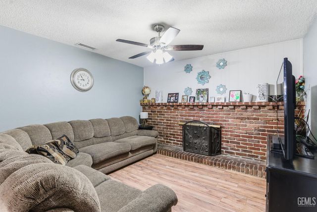 2501 Emerald Street, Bakersfield, CA 93304