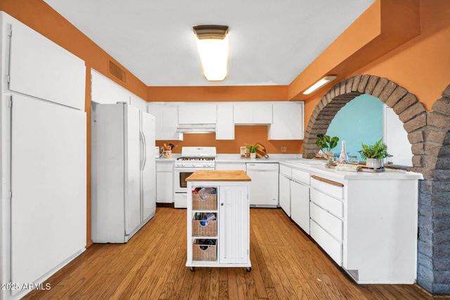 2142 W PARADISE Drive, Phoenix, AZ 85029