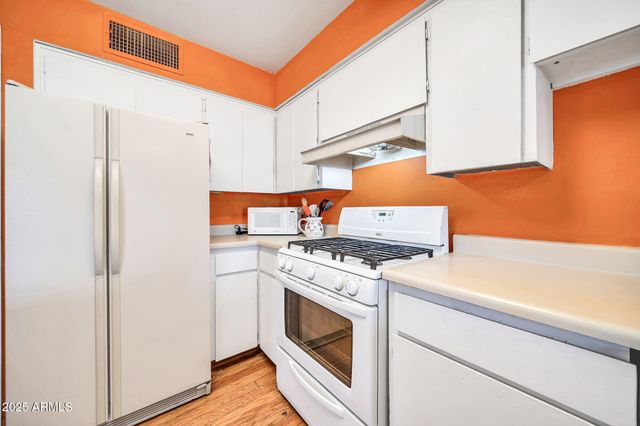 2142 W PARADISE Drive, Phoenix, AZ 85029