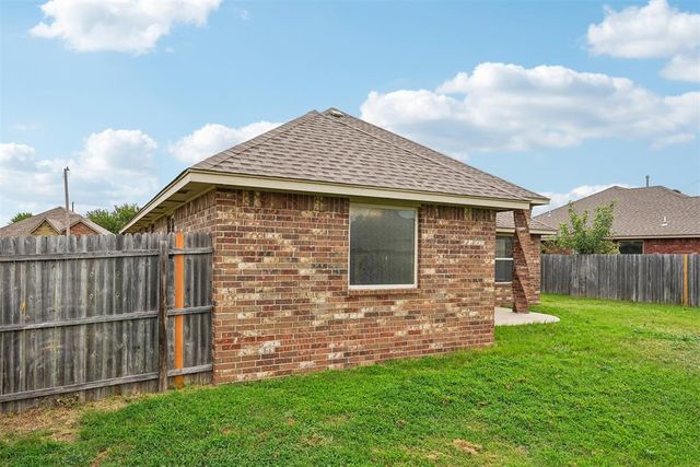 860 SW 10th Street, Moore, OK 73160