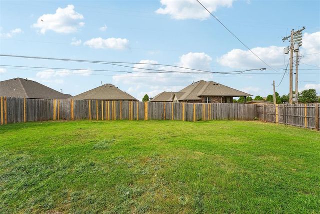860 SW 10th Street, Moore, OK 73160
