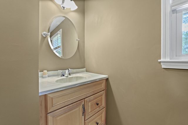 8 Walker Rd, Franklin, MA 02038