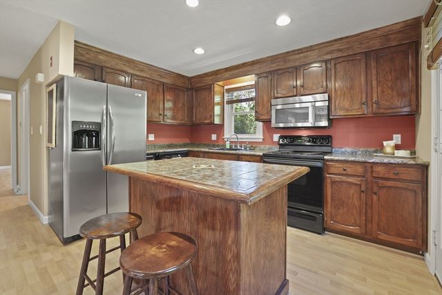 8 Walker Rd, Franklin, MA 02038