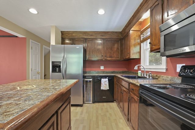 8 Walker Rd, Franklin, MA 02038