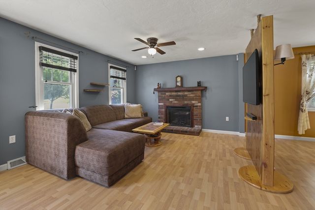 8 Walker Rd, Franklin, MA 02038