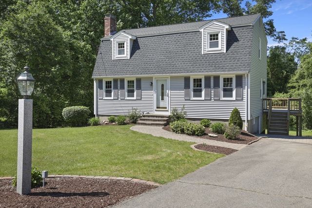 8 Walker Rd, Franklin, MA 02038