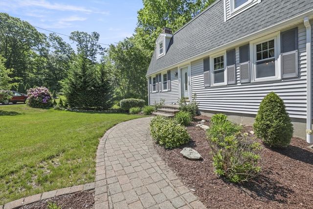 8 Walker Rd, Franklin, MA 02038