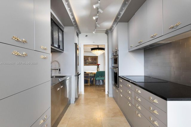 1000 W Island Boulevard 911, Aventura, FL 33160