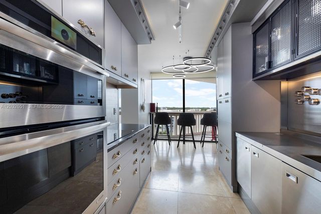 1000 W Island Boulevard 911, Aventura, FL 33160