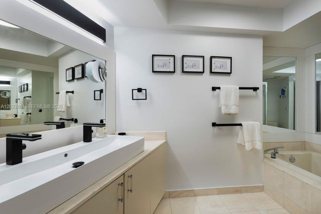 1000 W Island Boulevard 911, Aventura, FL 33160