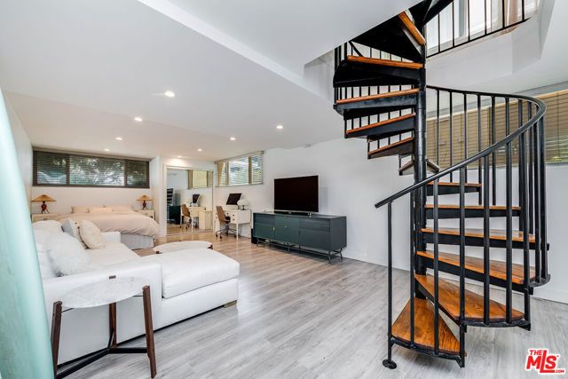 16 Quarterdeck Street 102, Marina Del Rey, CA 90292