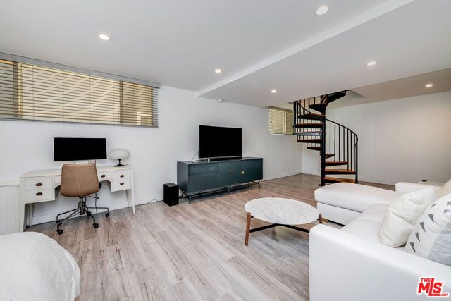 16 Quarterdeck Street 102, Marina Del Rey, CA 90292