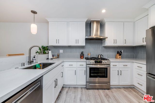 16 Quarterdeck Street 102, Marina Del Rey, CA 90292