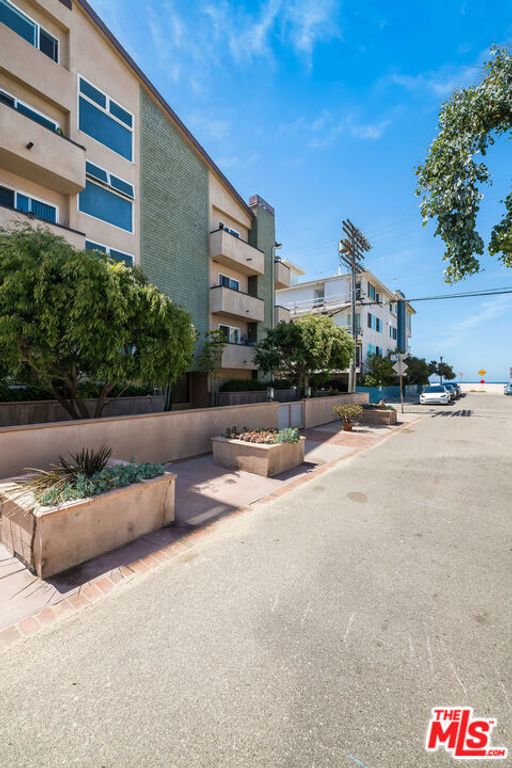 16 Quarterdeck Street 102, Marina Del Rey, CA 90292