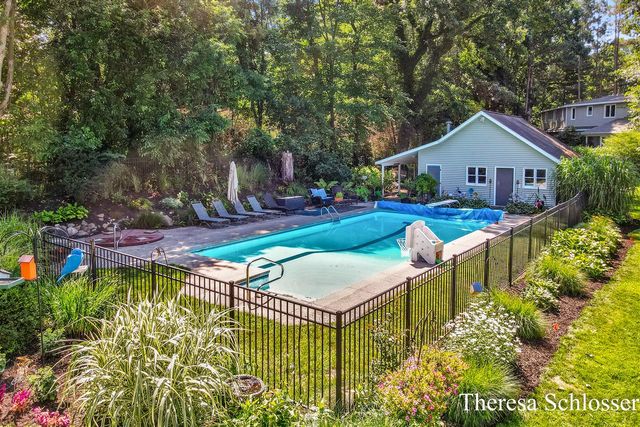 7976 Pine Edge Court, Alto, MI 49302