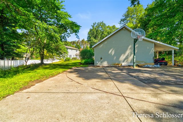 7976 Pine Edge Court, Alto, MI 49302