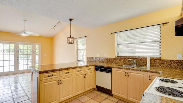 6255 Hawkes Bluff Ave, Davie, FL 33331