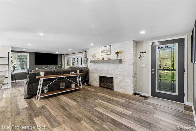 1442 N Packard Avenue, Burton, MI 48509