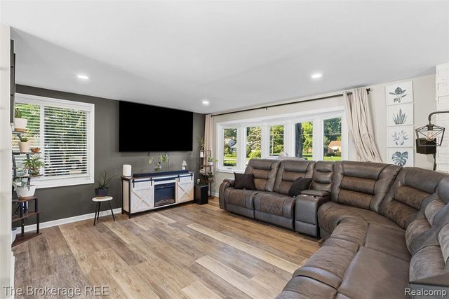 1442 N Packard Avenue, Burton, MI 48509