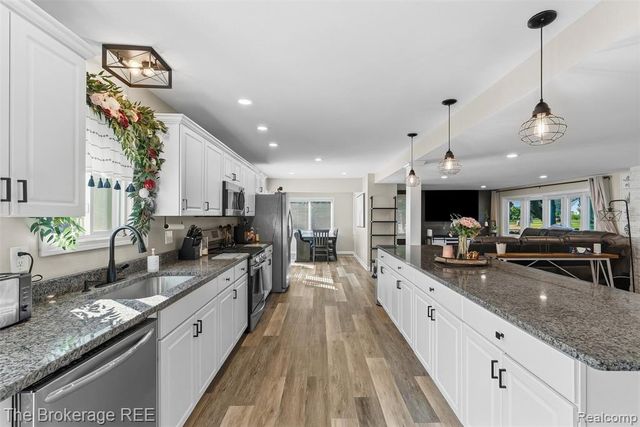 1442 N Packard Avenue, Burton, MI 48509
