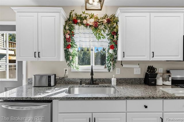 1442 N Packard Avenue, Burton, MI 48509