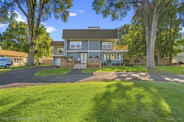 1442 N Packard Avenue, Burton, MI 48509