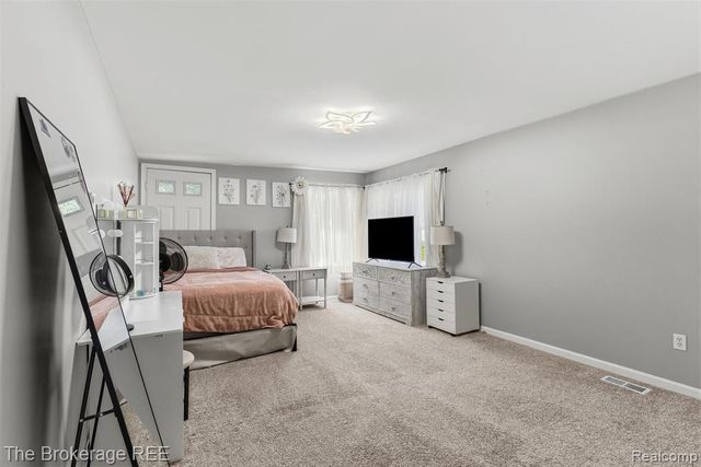 1442 N Packard Avenue, Burton, MI 48509