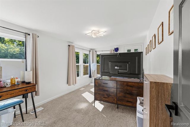 1442 N Packard Avenue, Burton, MI 48509