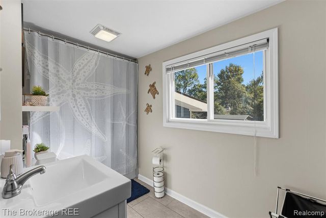 1442 N Packard Avenue, Burton, MI 48509