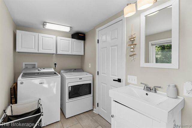1442 N Packard Avenue, Burton, MI 48509