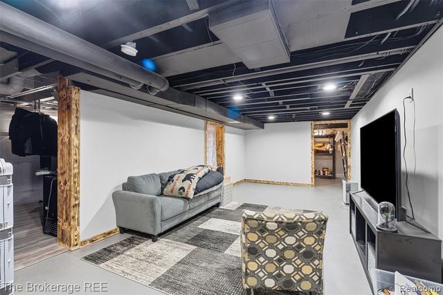 1442 N Packard Avenue, Burton, MI 48509