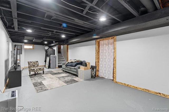 1442 N Packard Avenue, Burton, MI 48509