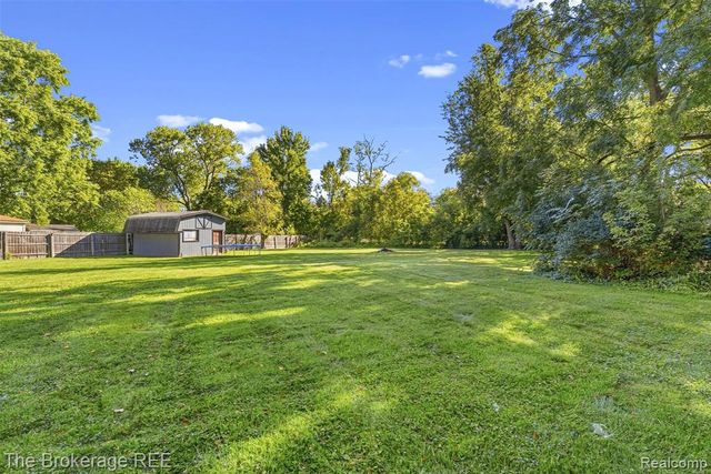 1442 N Packard Avenue, Burton, MI 48509