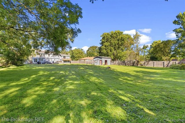 1442 N Packard Avenue, Burton, MI 48509