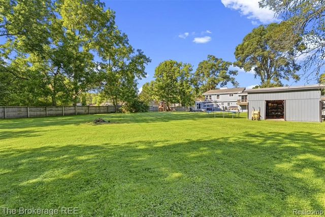 1442 N Packard Avenue, Burton, MI 48509