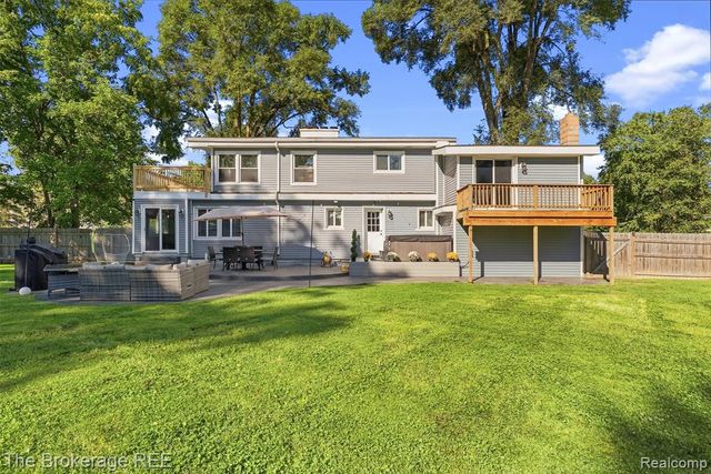 1442 N Packard Avenue, Burton, MI 48509
