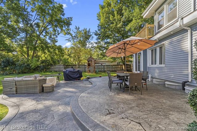 1442 N Packard Avenue, Burton, MI 48509
