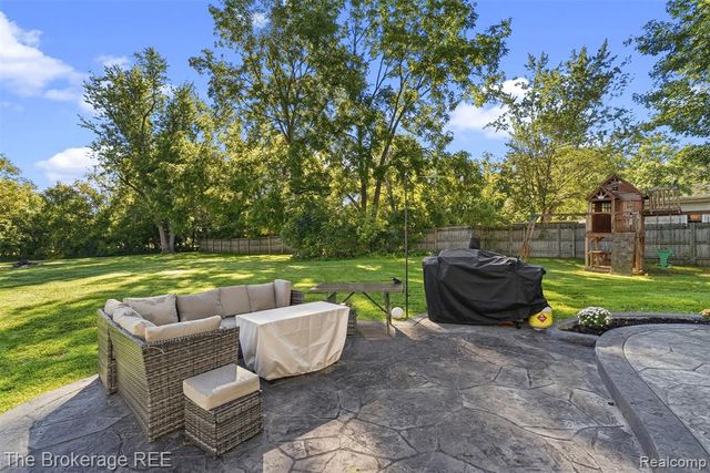 1442 N Packard Avenue, Burton, MI 48509