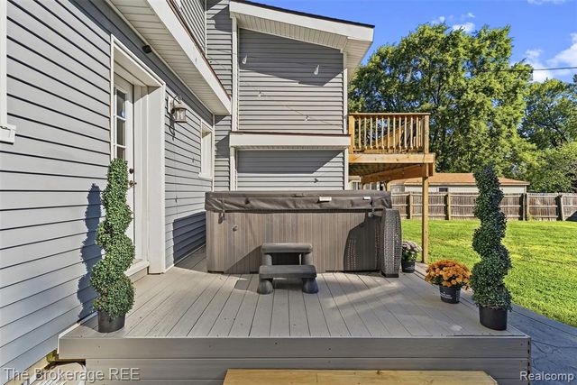 1442 N Packard Avenue, Burton, MI 48509