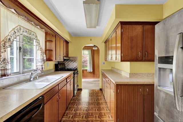 5 Reservoir Road, Norwich, CT 06360